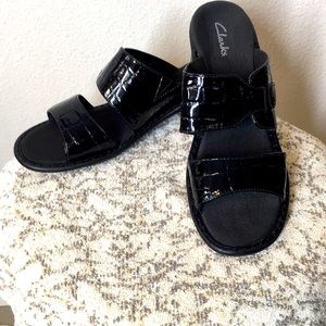 CLARKS 8 Women's Black Patent Croc Style Leather Sandal